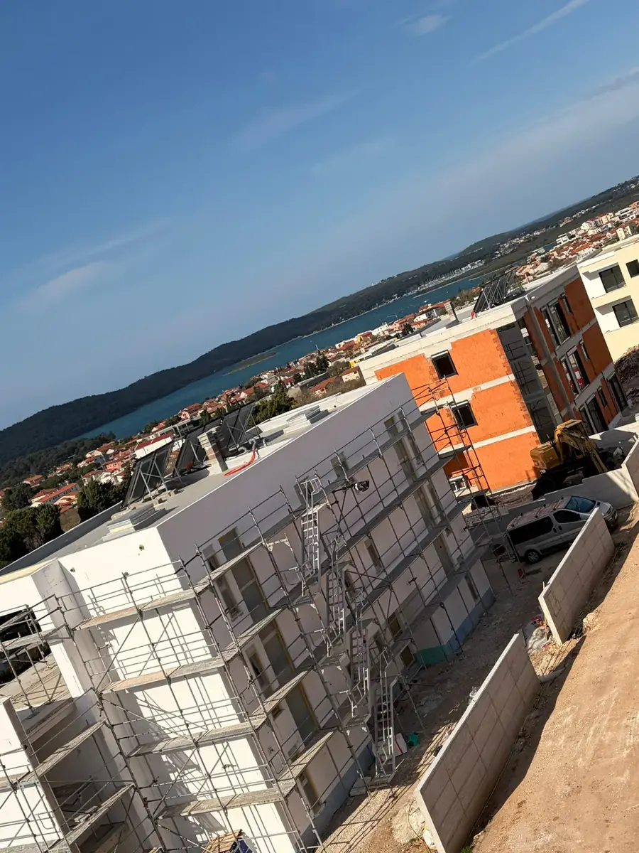 Pogled s gradilišta tijekom krovnih radova